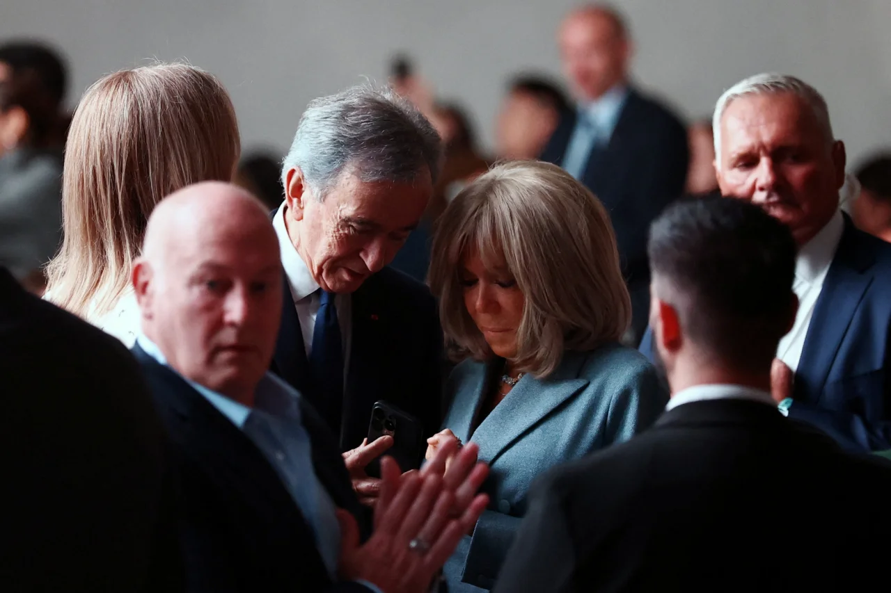 Генеральний директор LVMH Moet Hennessy Louis Vuitton Бернар Арно та перша леді Франції Бріжит Макрон (Фото: REUTERS/Sarah Meyssonnier)