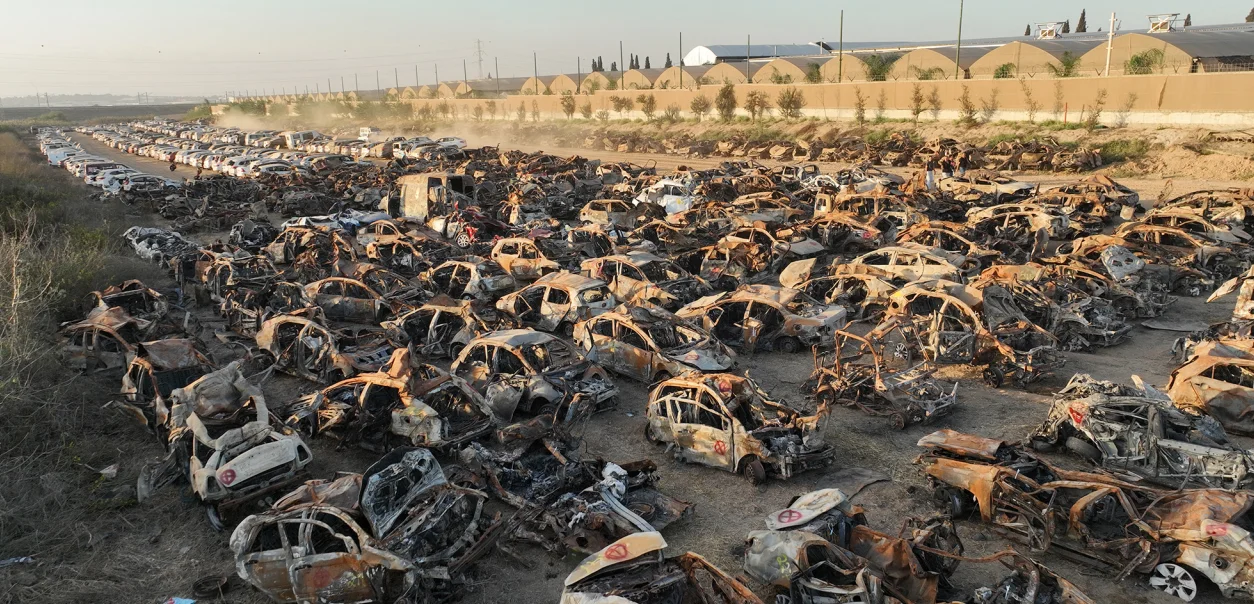 Кладбище автомобилей участников фестиваля Nova и жителей поселений на юге Израиля как молчаливое напоминание о зверстве боевиков ХАМАСа 7 октября 2023 года (Фото: DR)