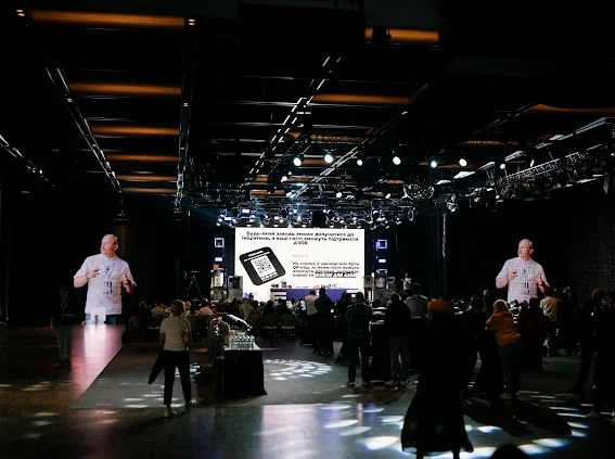 Известный украинский шеф Гуревич делился опытом на благотворительном мероприятии (Фото: Предоставлено Рядом Азов)