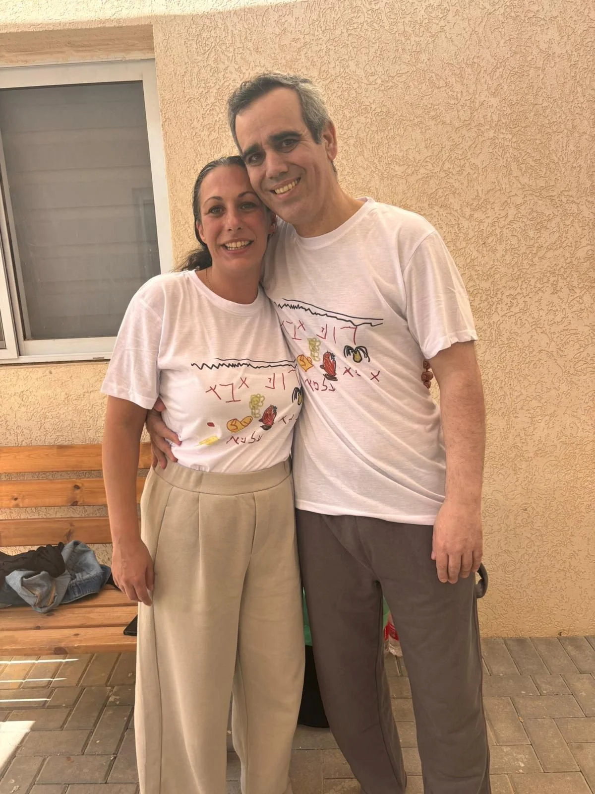 Омри Миран с женой после увольнения, 13 октября 2025 (Фото: Israel Defense Forces/Handout via REUTERS)