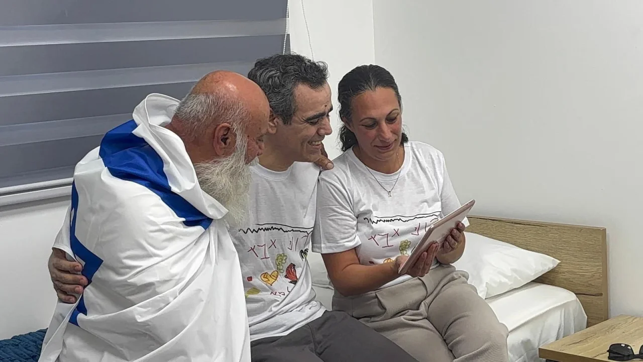 Омри Миран с женой и отцом (Фото: Israel Defense Forces/Handout via REUTERS)