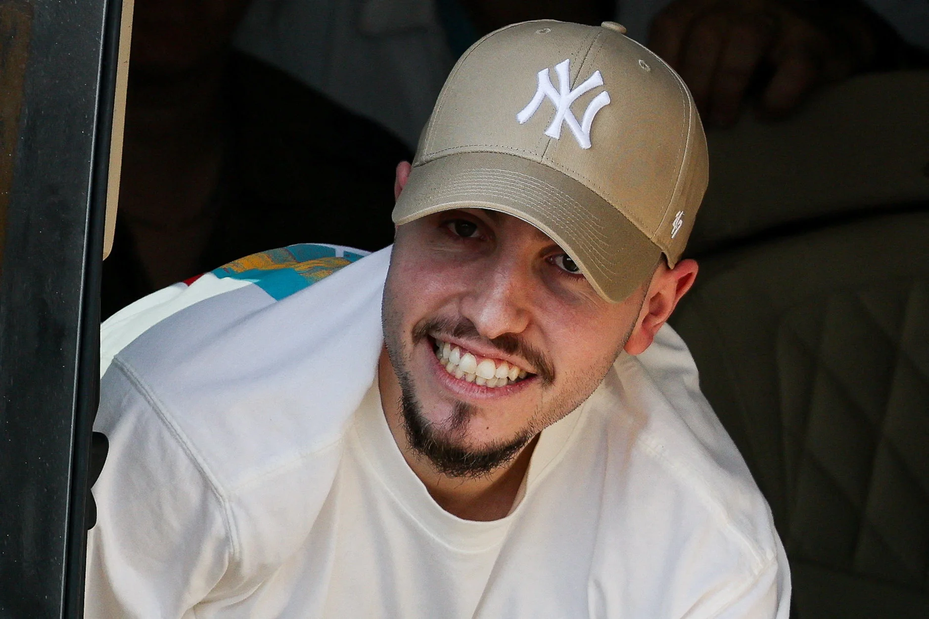 Эйтан Абрахам Мор после увольнения, 13 октября 2025 (Фото: REUTERS/Stoyan Nenov)