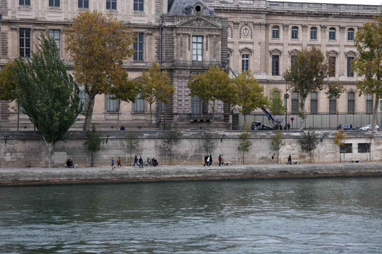 Место ограбления Лувра (Фото: . REUTERS/Gonzalo Fuentes)