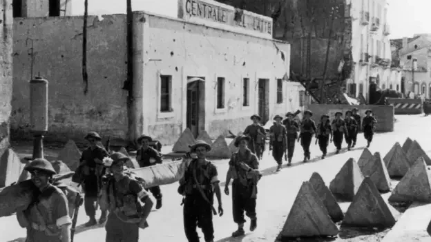 Британські солдати на вулицях Салерно під час Другої світової війни — свідки страху, руїн і надії на мир (Фото: Getty Images)