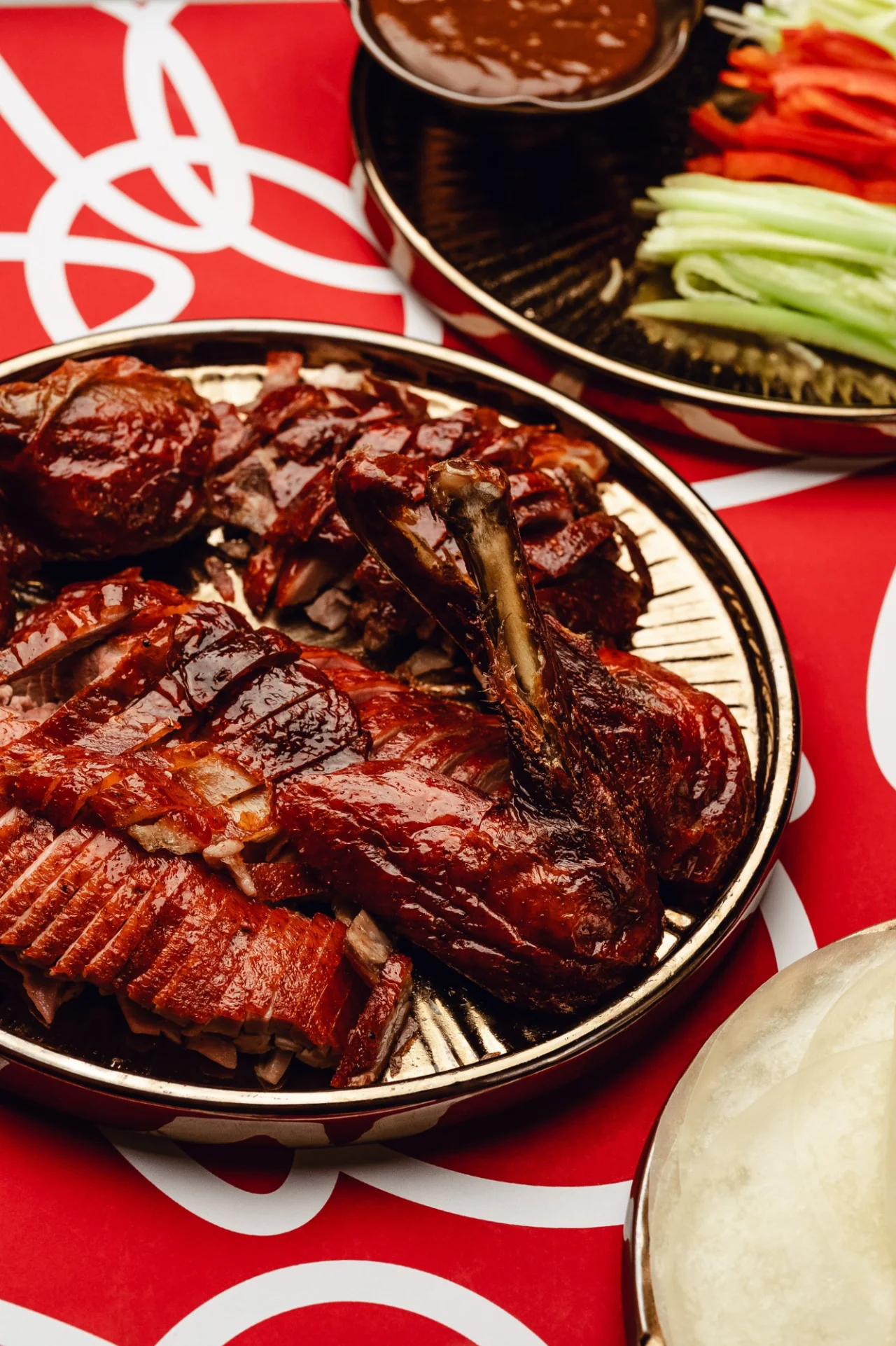 У кафе є великий вибір м'ясних страв (Фото: Надано Владом Дармограєм)