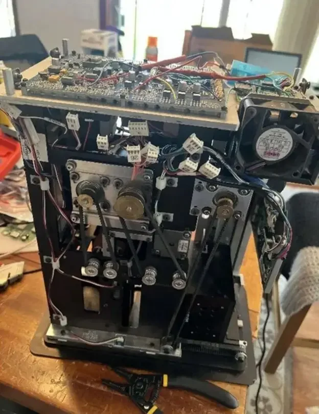 Машина для тасування карт, за допомогою якої шахраї заздалегідь знали результат кожної роздачі (Фото: US Department of Justice)