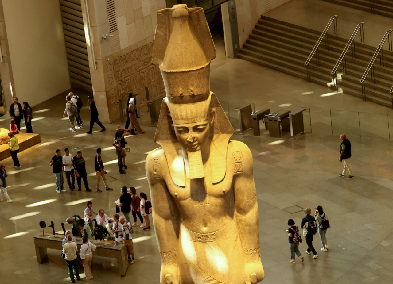 Статуя фараона Рамзеса ІІ біля входу в музей, 4 листопада 2025 року (Фото: REUTERS/Mohamed Abd El Ghany)