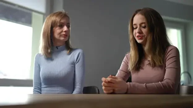 Вікторія з матір'ю Світланою, яка допомогла їй звернутися за професійною допомогою (Фото: BBC)