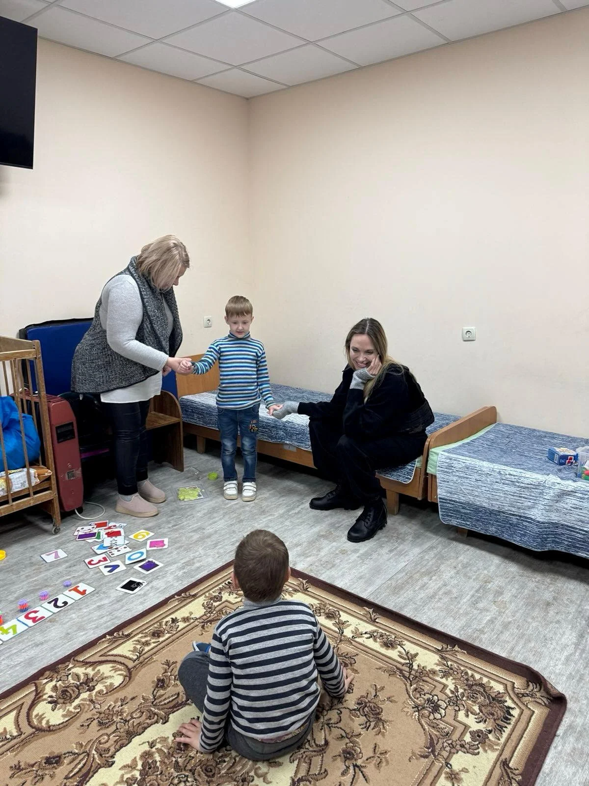 Анджелина Джоли встретилась с детьми во время поездки в Херсон и Николаев (Фото: Legacy of War Foundation/Handout via REUTERS)