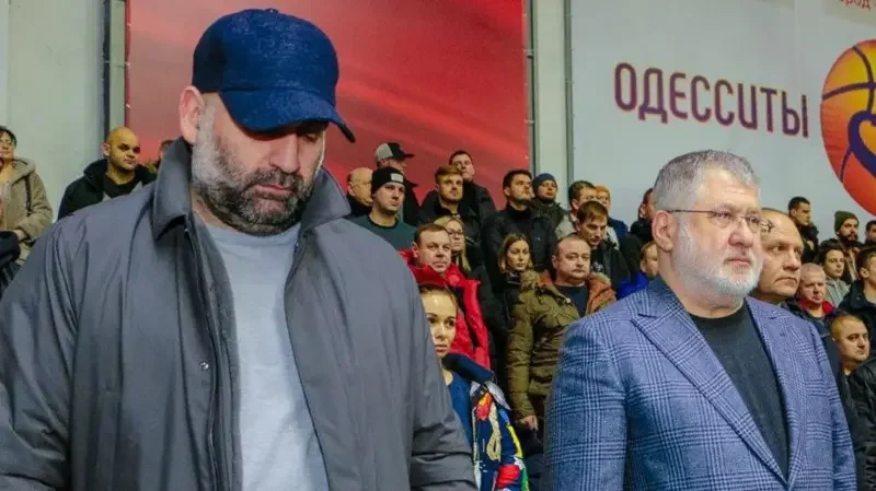 Тімур Міндіч (ліворуч) та Ігор Коломойський (праворуч) під час матчу баскетбольних команд Дніпра та Одеси, 2020 рік, фото 