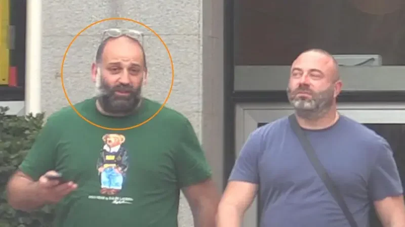 Тімур Міндіч (ліворуч) та Михайло Кіперман (праворуч) виходять з офісу Ігоря Коломойського у Герцлії, Ізраїль, квітень 2019 року (Фото: Схеми)