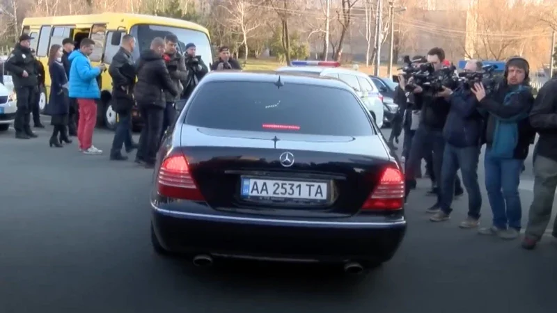 Володимир Зеленський покидає територію лабораторії, де здавав аналізи, 2019 рік (Фото: BBC News Україна)