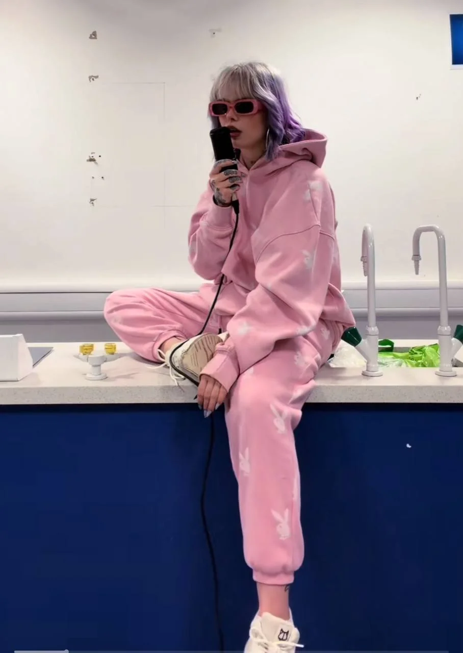 Зайла рен співає у своїй імпровізованій оселі (Фото: Zayla Ren/TikTok/скриншот)