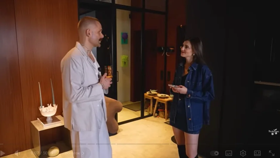 Продюсер Голосу країни та Танців зі зірками Володимир Завадюк показав свою квартиру (Фото: Кадр із відео)