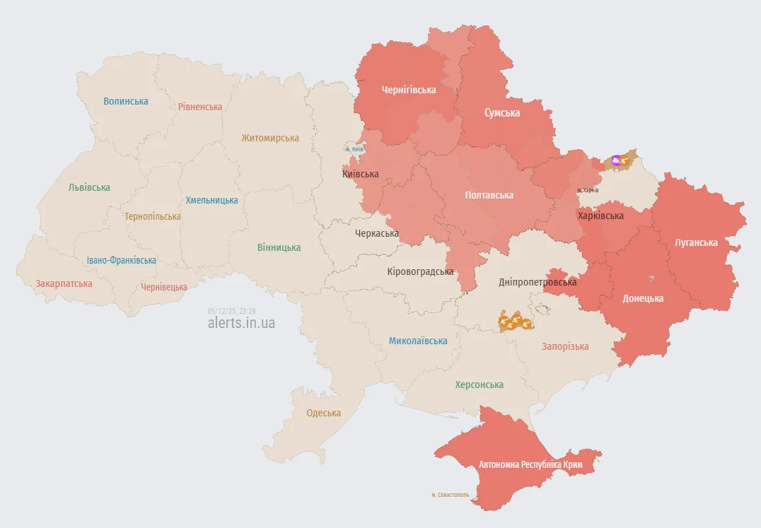 Мапа повітряних тривог в Україні станом на 23:28 5 грудня 2025 року (Фото: alerts.in.ua)