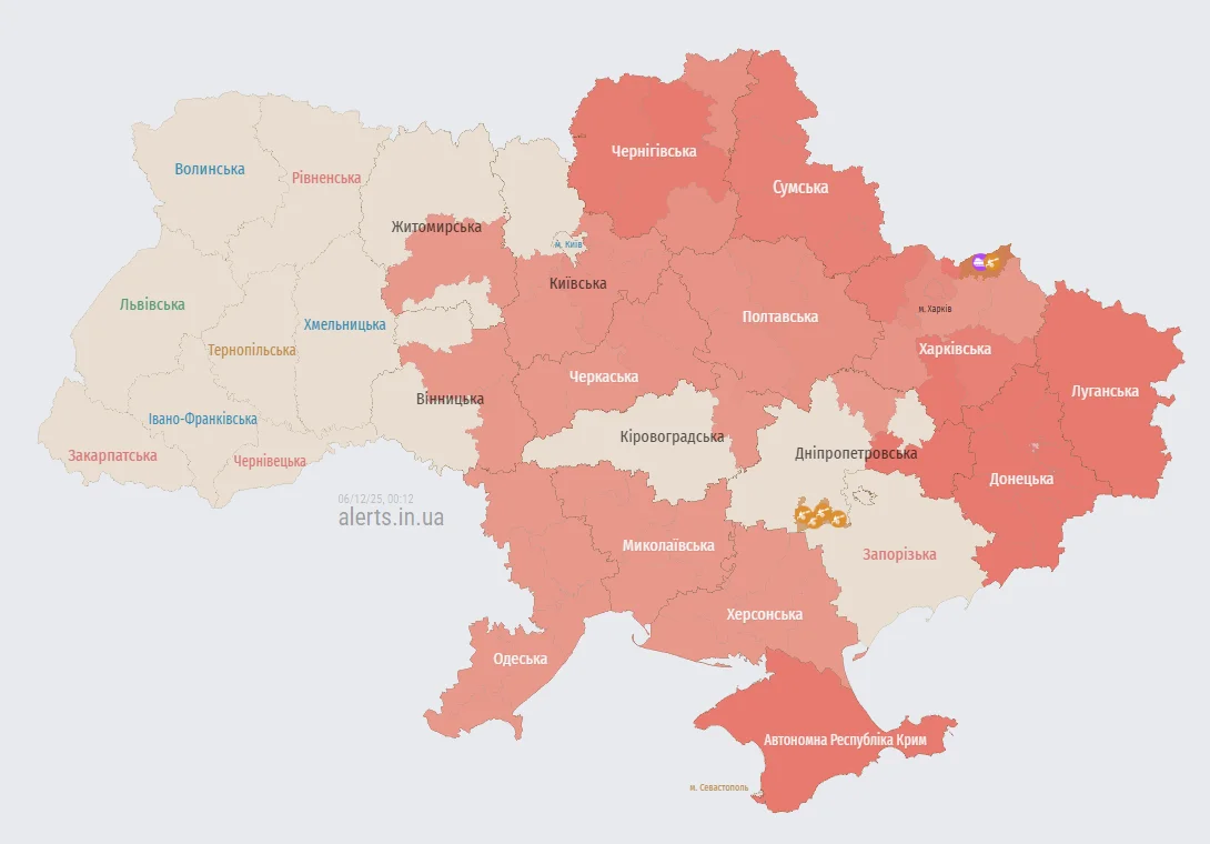 Мапа повітряних тривог в Україні станом на 00:12 6 грудня 2025 року (Фото: alerts.in.ua)