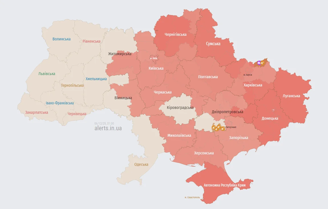 Мапа повітряних тривог в Україні станом на 01:00 6 грудня 2025 року (Фото: alerts.in.ua)