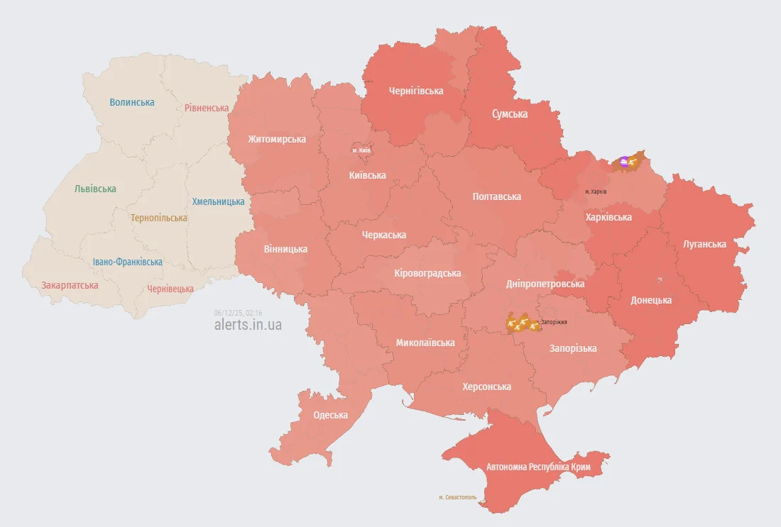 Мапа повітряних тривог в Україні станом на 02:16 6 грудня 2025 року (Фото: alerts.in.ua)