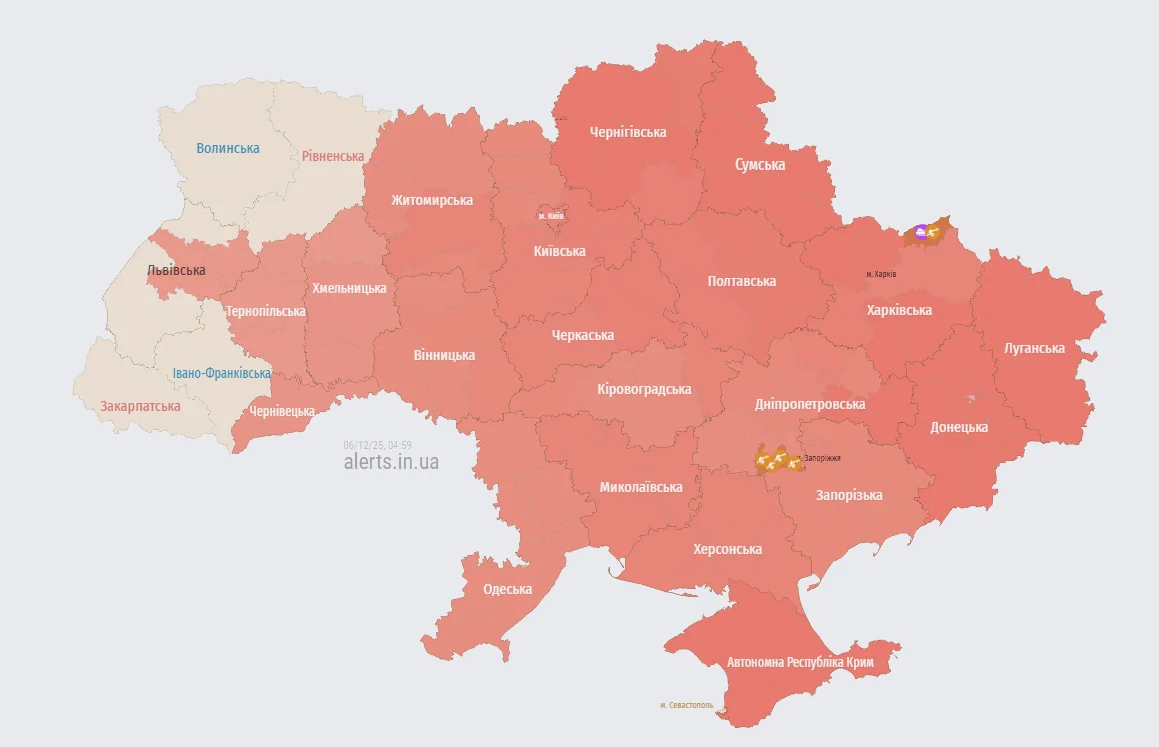 Мапа повітряних тривог в Україні станом на 04:59 6 грудня 2025 року (Фото: alerts.in.ua)