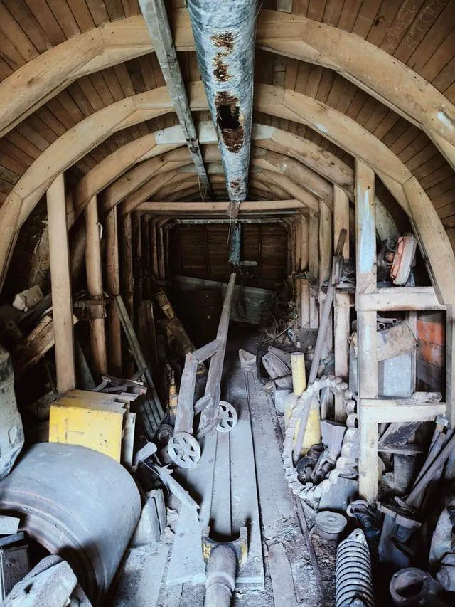 За першими дверима чоловік знайшов старе обладнання (Фото: r/HotOstrich/Reddit)