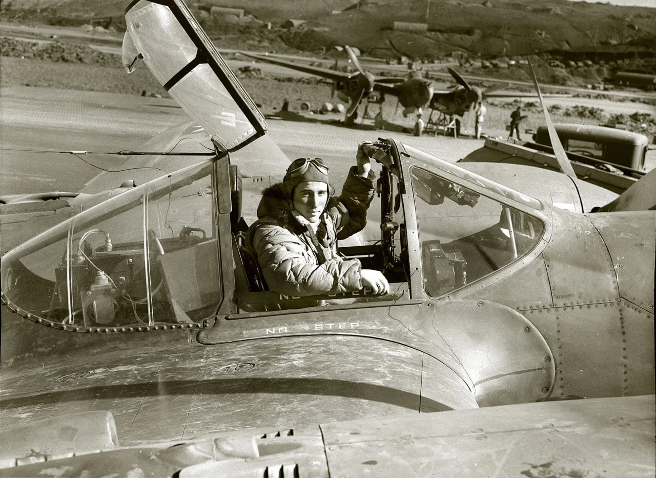 Едді Бауер вдягнутий в куртку Bauer Parka (B-9 Parka) у кабіні P-38, щоб не замерзнути під час польотів на великій висоті, 1940-ві роки (Фото: Eddie Bauer)