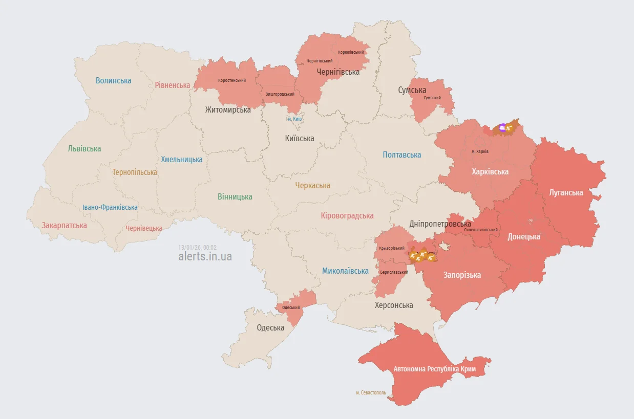 Мапа повітряних тривог в Україні станом на 00:02 13 січня 2026 року (Фото: alerts.in.ua)