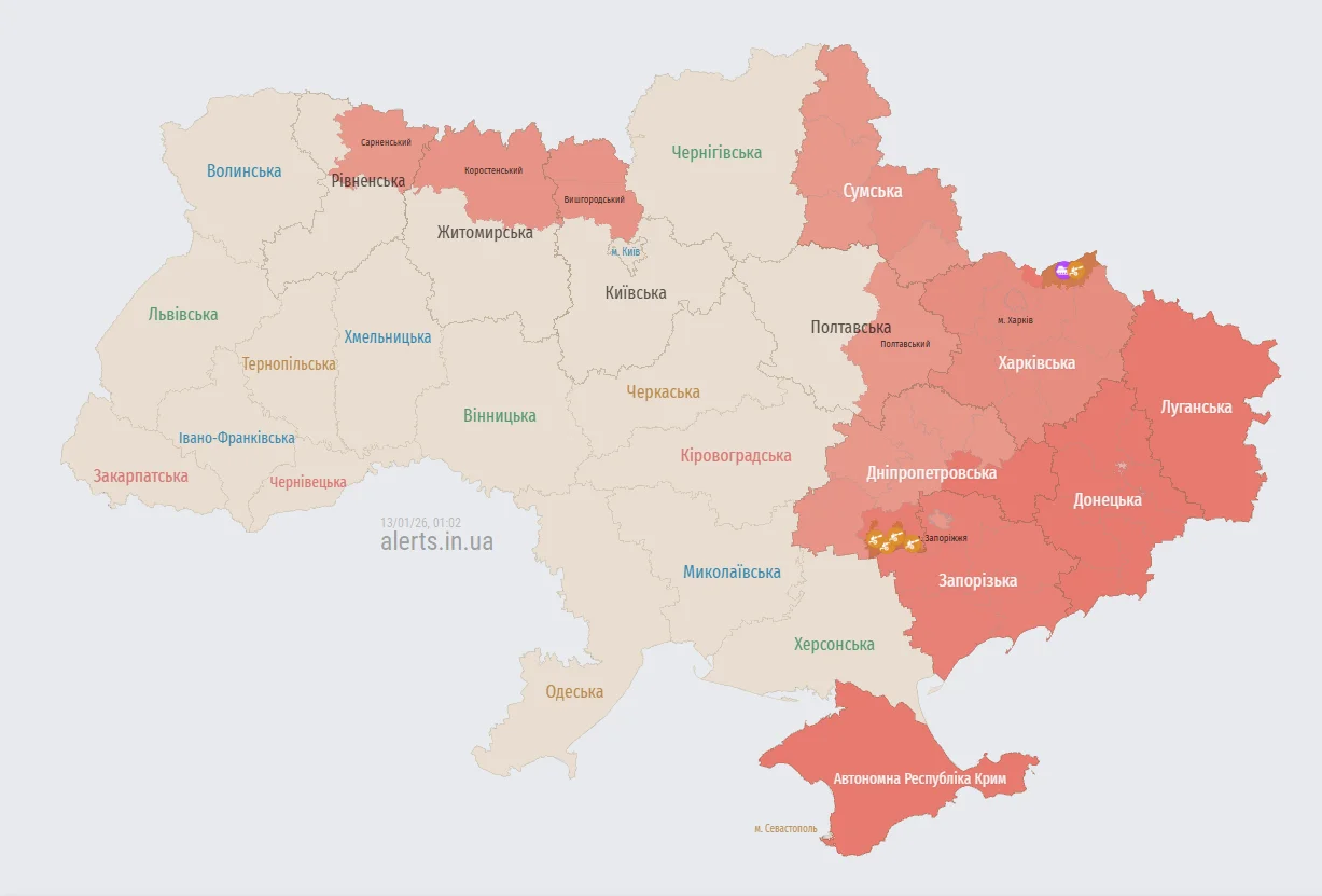 Мапа повітряних тривог в Україні станом на 01:02 13 січня 2026 року (Фото: alerts.in.ua)