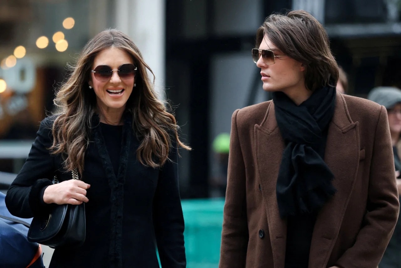 Елізабет Герлі та її син (Фото: REUTERS/Hannah McKay)