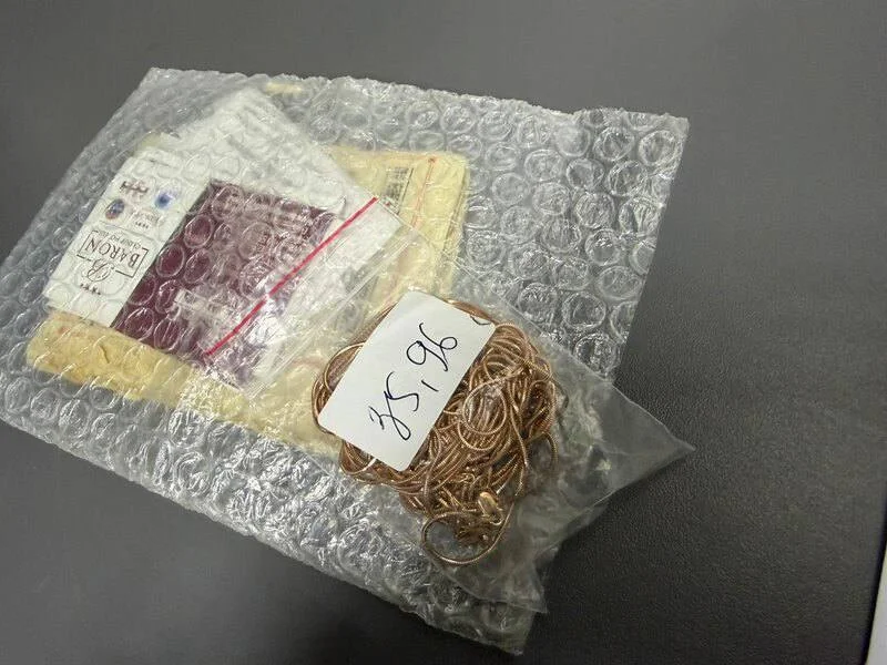 Золоті ланцюжки інша жінка сховала у молитовнику (Фото: ДПСУ)