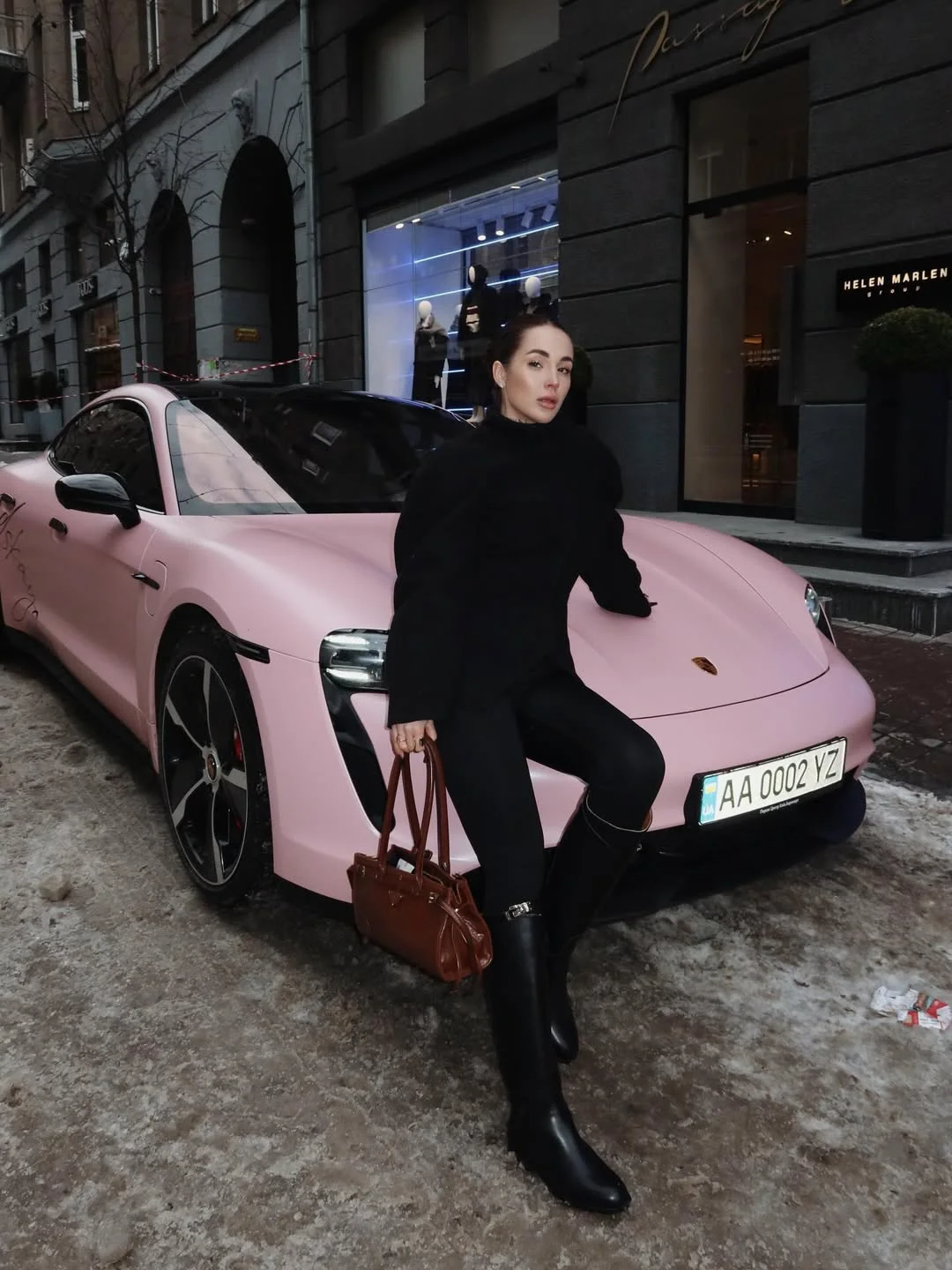 Анастасія Завадська їздить Києвом на рожевому Porsche (Фото: instagram.com/22zavadskaya)