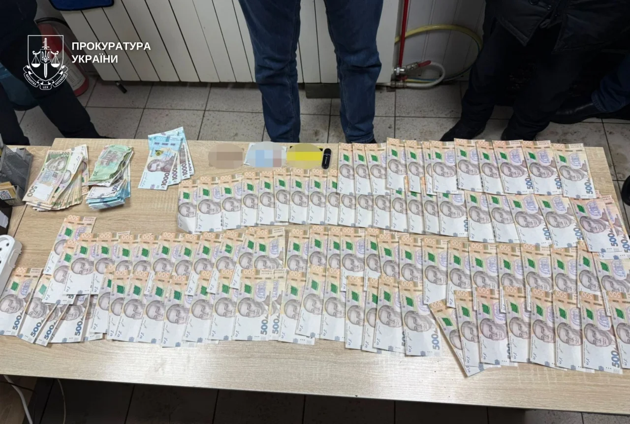 Мужчин разоблачили во время передачи средств (Фото: Днепропетровская областная прокуратура)