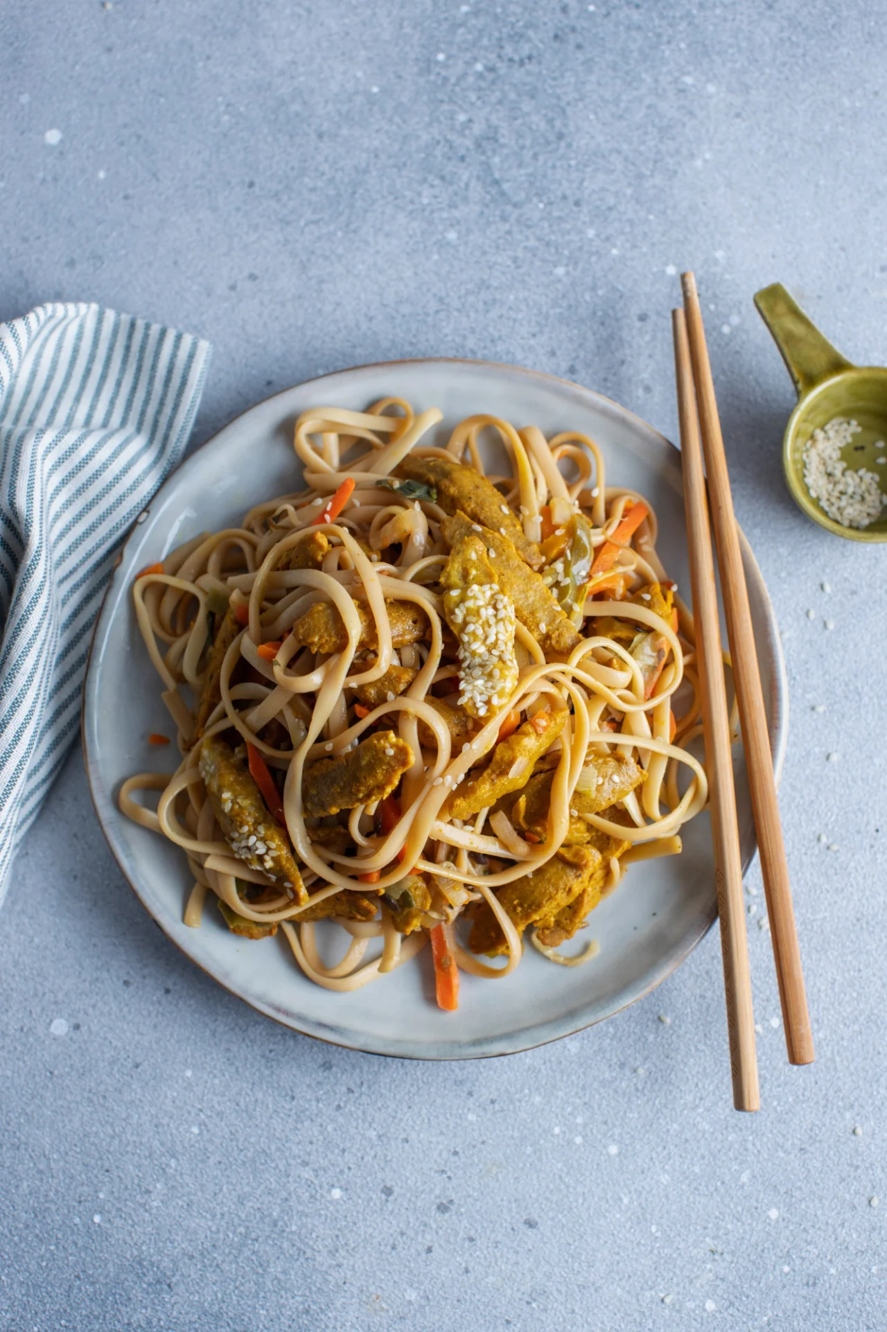 Китайскую лапшу лучше не есть на романтическом свидании (Фото: freepik)