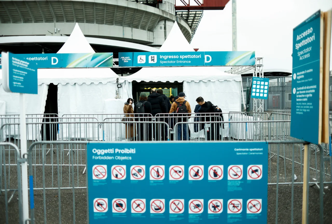 Вболівальників поки мало біля стадіону (Фото: REUTERS/Alessandro Garofalo)