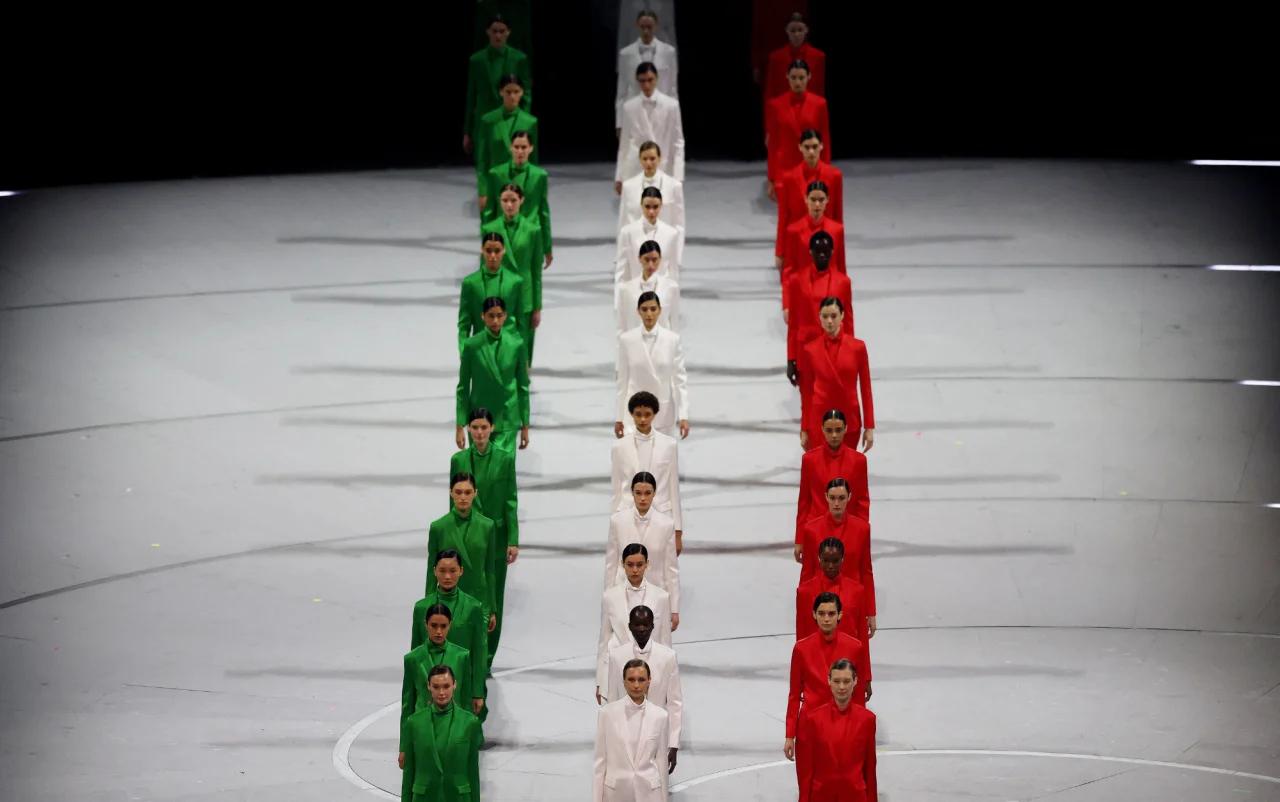 Моделі в костюмах створили прапор Італії (Фото: REUTERS/Claudia Greco)