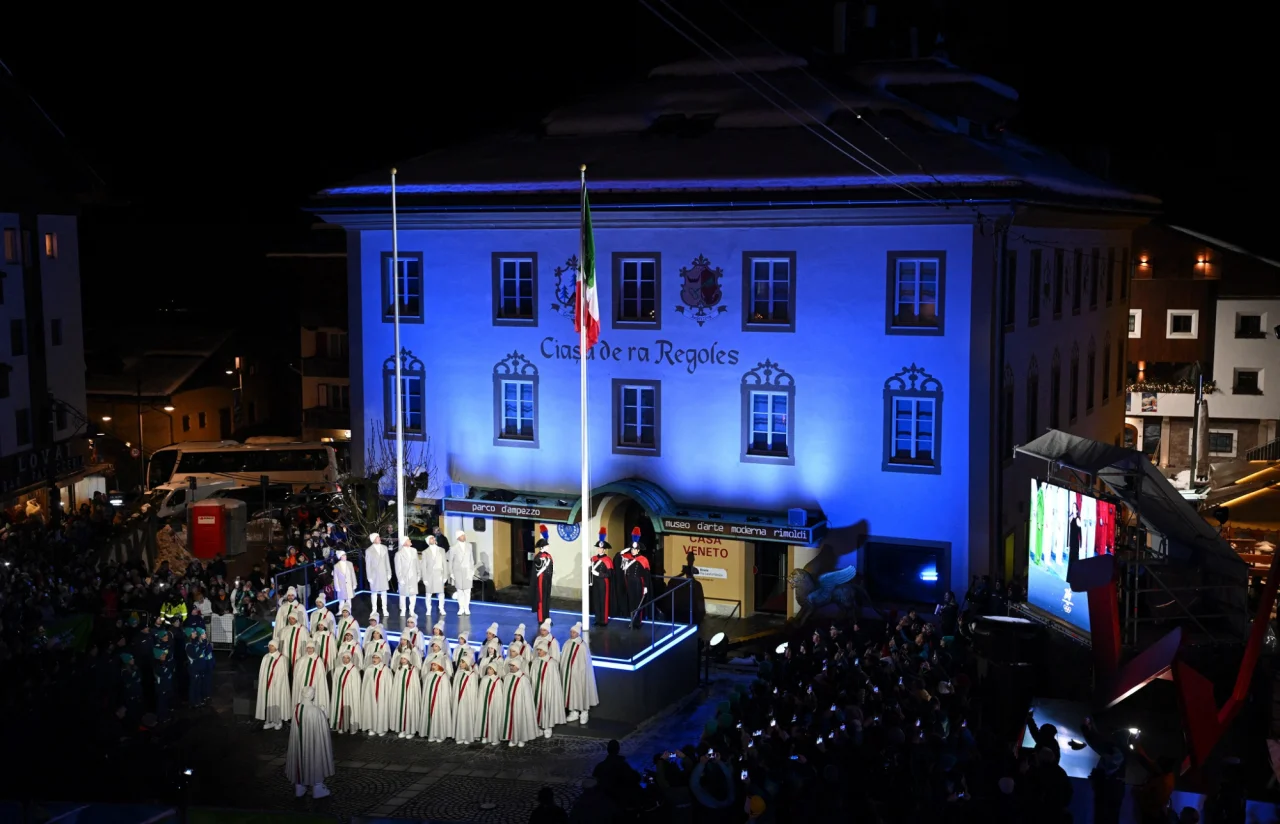 Прапор Італії підняли в Кортіні (Фото: REUTERS/Annegret Hilse)
