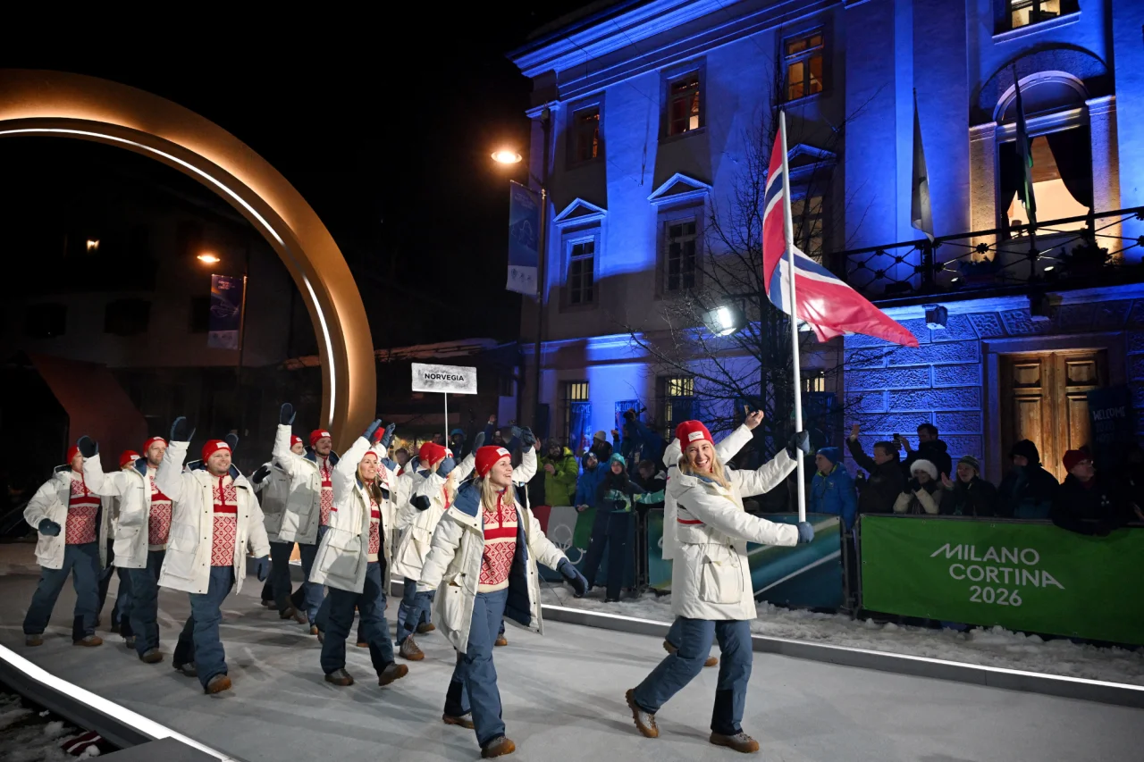 Збірна Норвегії на відкритті Олімпіади-2026 (Фото: REUTERS/Jennifer Lorenzini)
