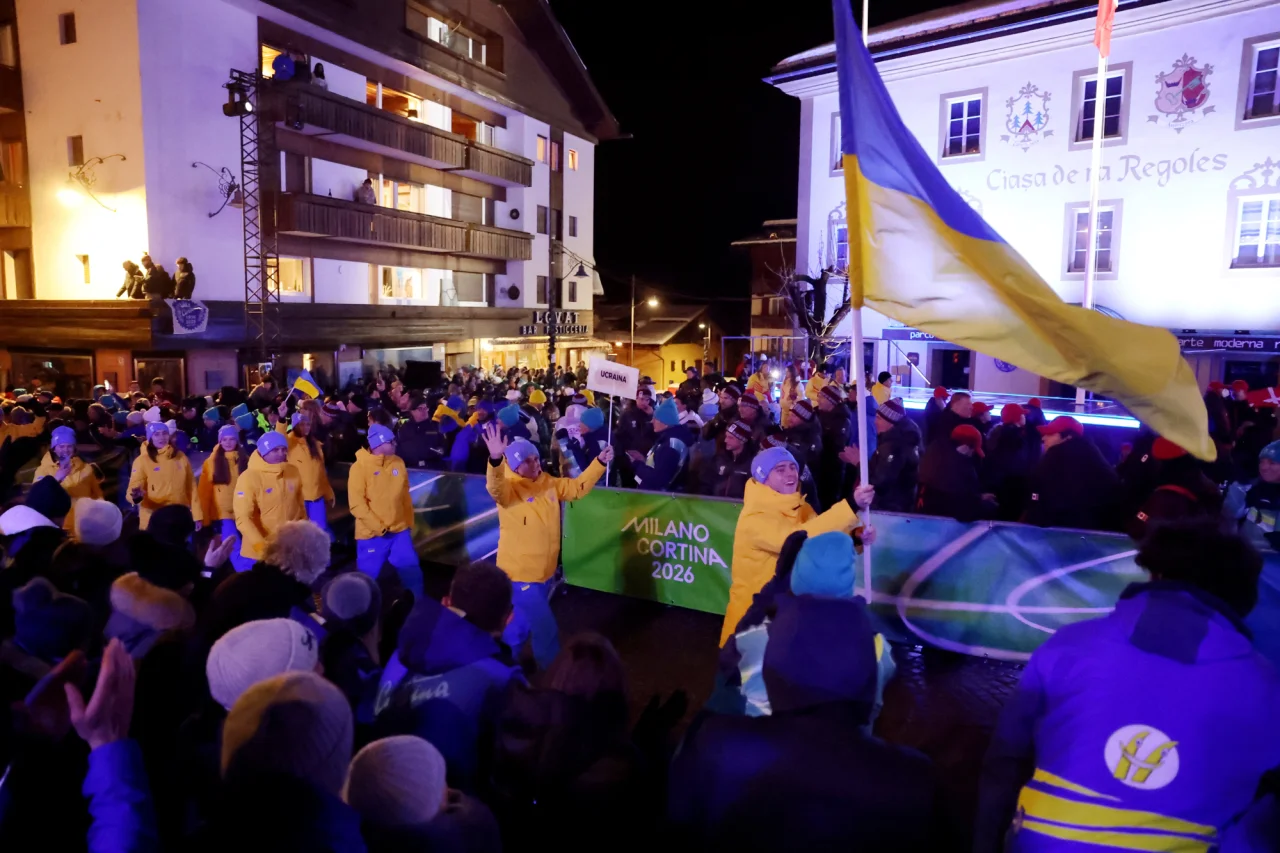 Владислав Гераскевич несе прапор України в Кортіні (Фото: REUTERS/Issei Kato)