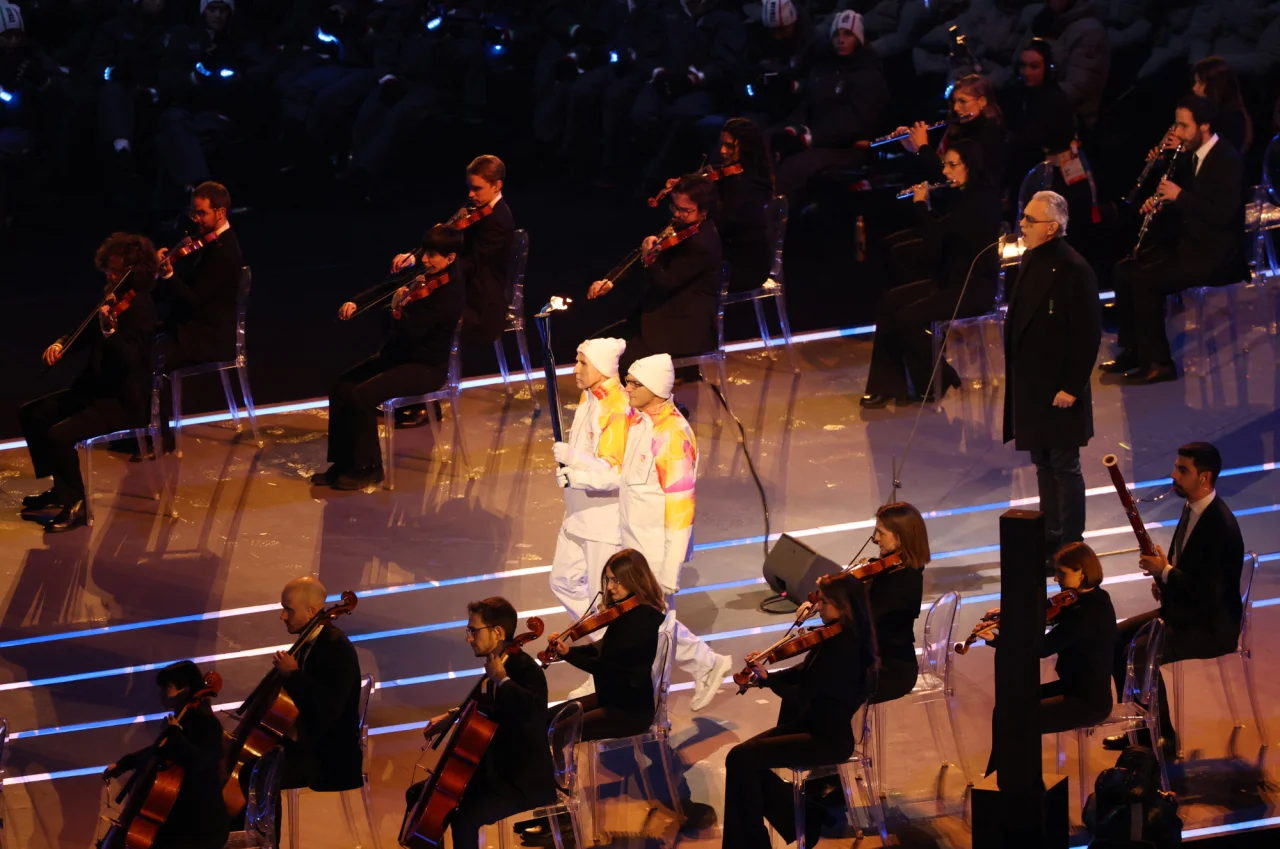 Олімпійський вогонь вносять на Сан-Сіро під виступ Андреа Бочеллі (Фото: REUTERS/Mike Segar)