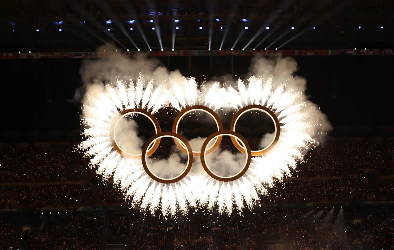 Олімпійські кільця й фейєрверк на Сан-Сіро (Фото: REUTERS/Mike Segar)