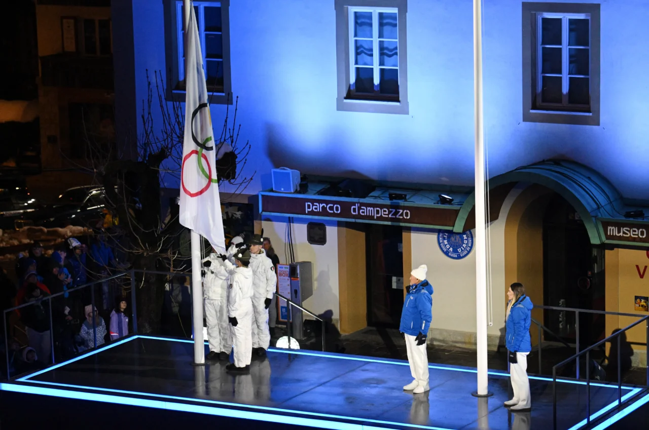Підняття олімпійського прапору в Кортіні (Фото: REUTERS/Annegret Hilse)