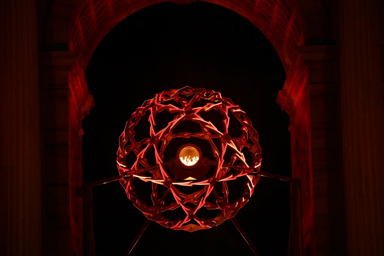 У Мілані запалили олімпійський вогонь (Фото: REUTERS/Guglielmo Mangiapane)