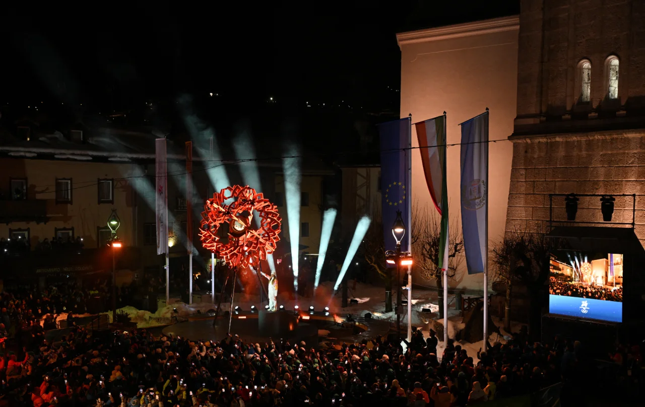 Софія Годжі запалює олімпійську чашу в Кортіні (Фото: REUTERS/Annegret Hilse)