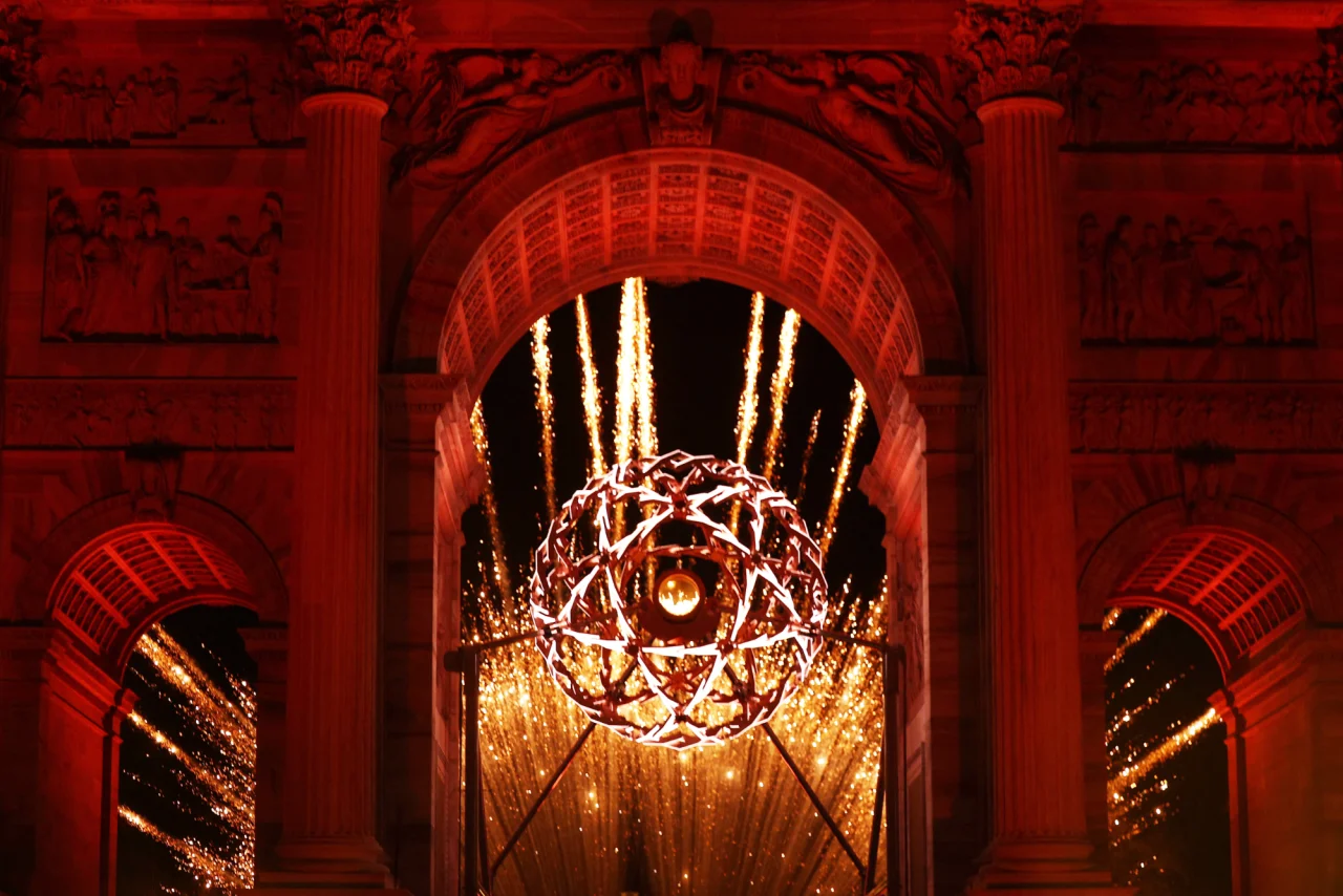 Чаша з олімпійським вогнем у Мілані (Фото: REUTERS/Guglielmo Mangiapane)