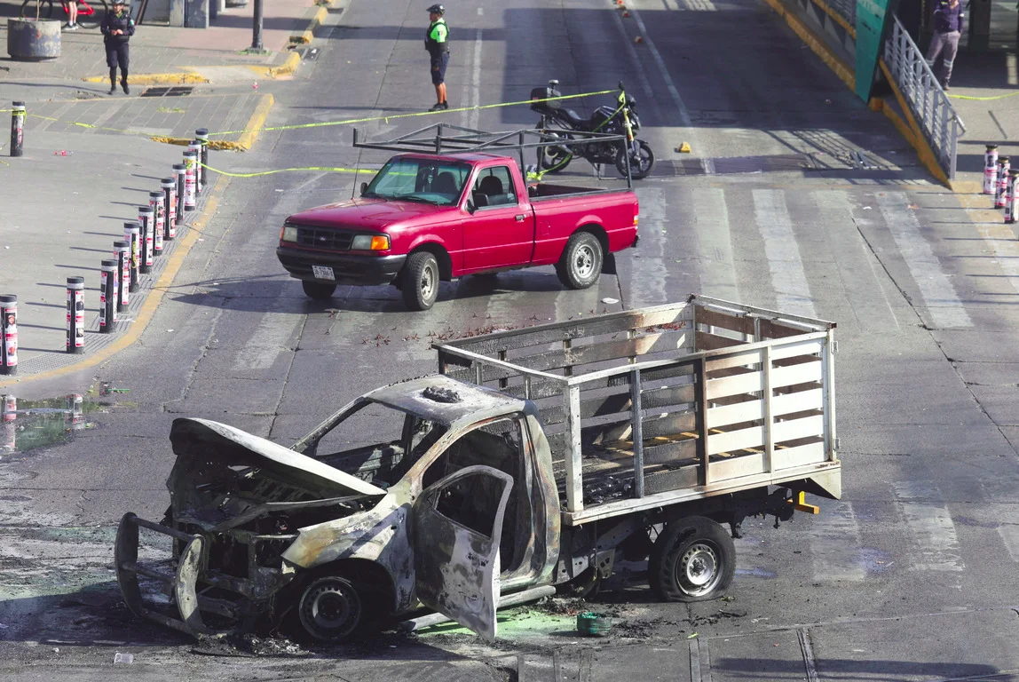 A burned truck blocks a road in the city of Guadalajara, the capital of Mexico’s Jalisco state, on Feb. 22, 2026. (Фото: REUTERS/Michelle Freyria)