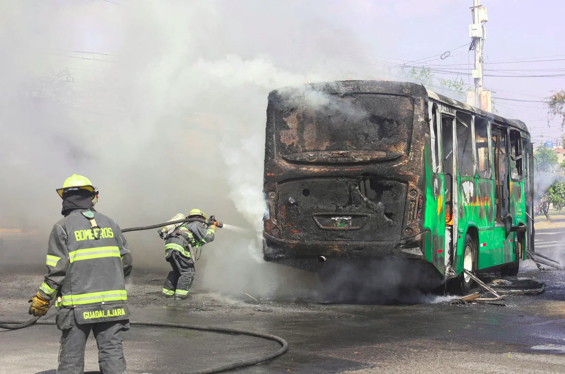 Firefighters attempt to extinguish a bus in Guadalajara, the capital of Mexico’s Jalisco state, on Feb. 22, 2026. (Фото: REUTERS/Michelle Freyria)