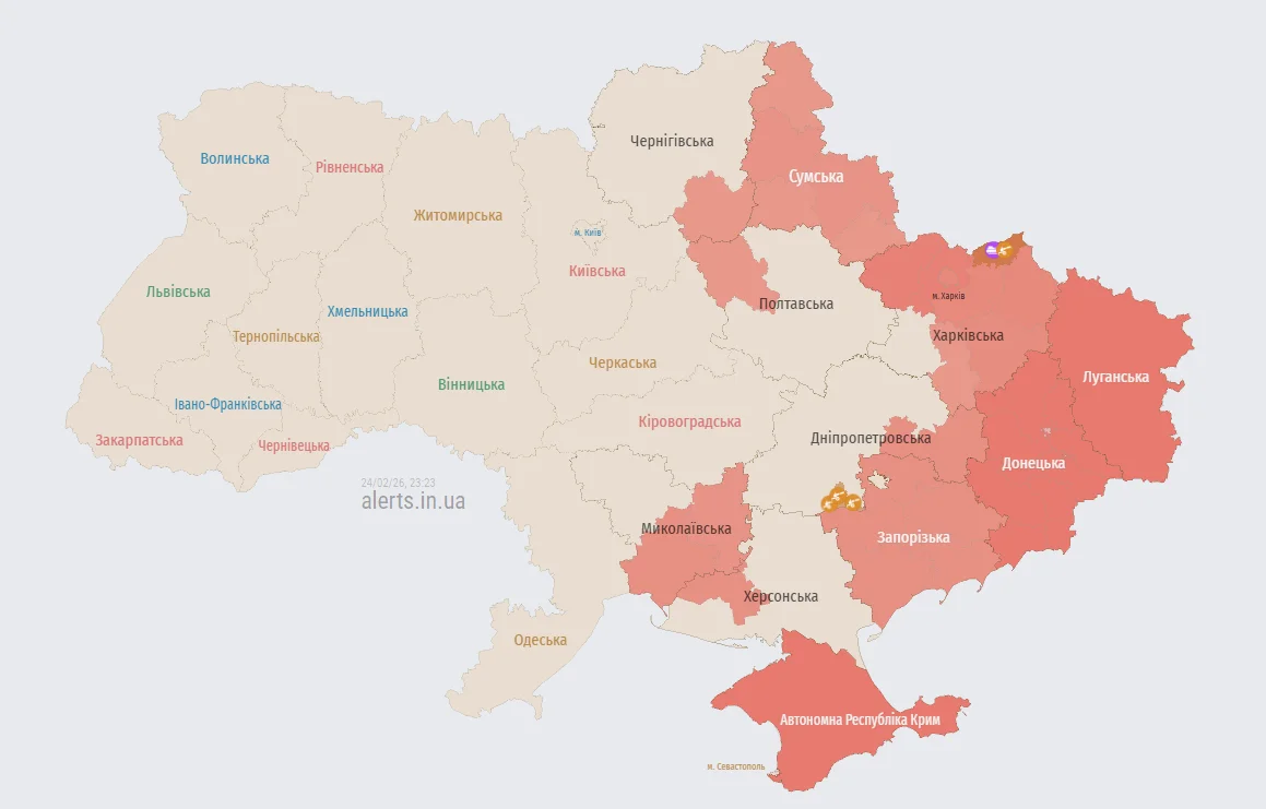 Карта воздушных тревог в Украине по состоянию на 23:23 24 февраля 2026 года (Фото: alerts.in.ua)