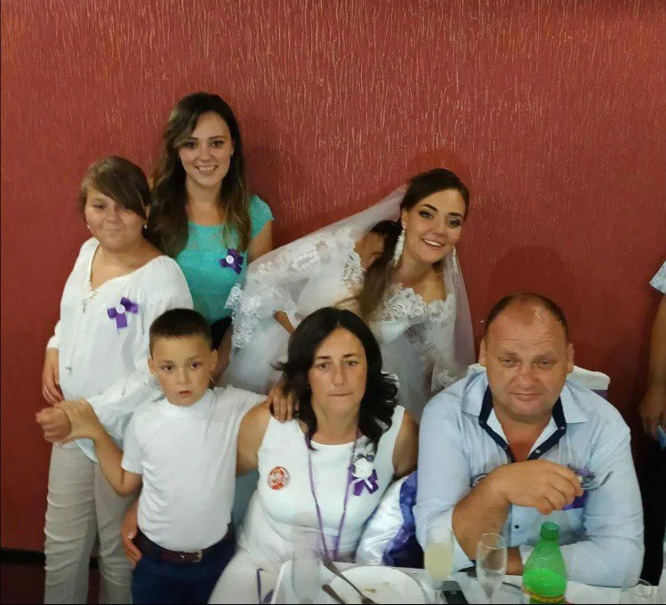 Семья Белоконей на свадьбе дочери Виктории (Фото: Архив семьи)