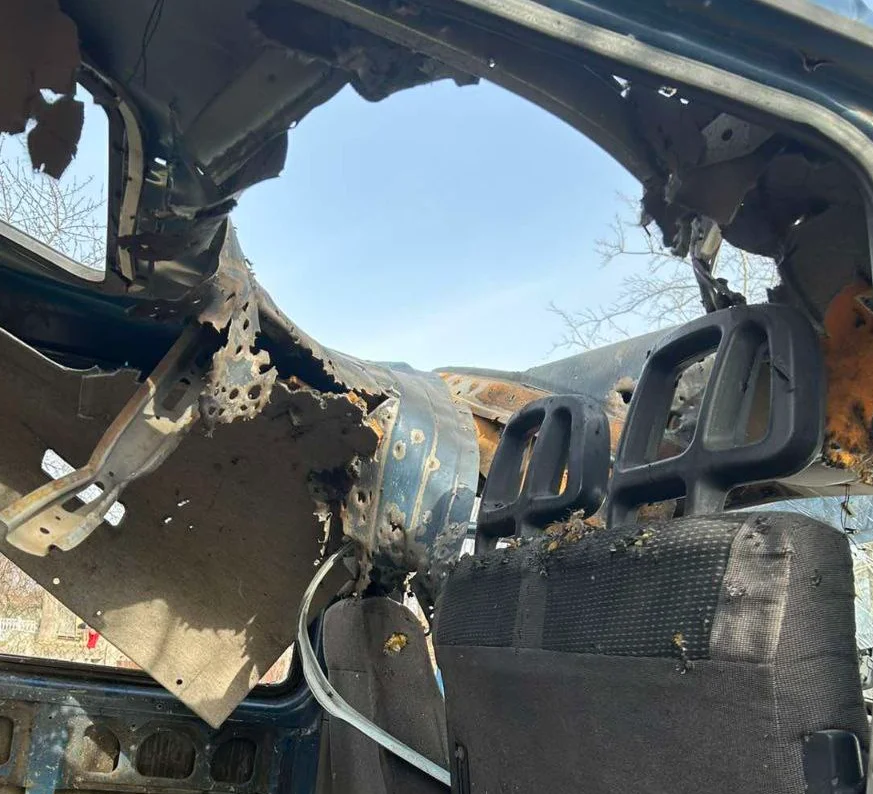 Отверстие в крыше автомобиля Белоконей после дроновой атаки (Фото: Архив семьи)