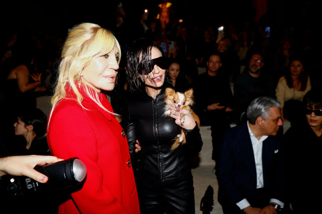 Деми Мур с модельером Донателлой Версаче (Фото: REUTERS/Alessandro Garofalo)