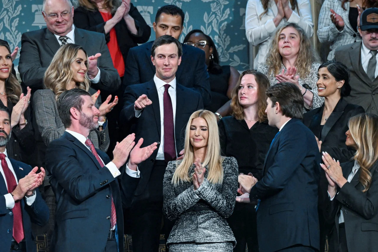 Джаред Кушнер, Иванка Трамп, Мелания Трамп, Бэррон Трамп, Дональд Трамп-младший, Эрик Трамп, Уша Вэнс, Лара Трамп (Фото: Kenny Holston/Pool via REUTERS)